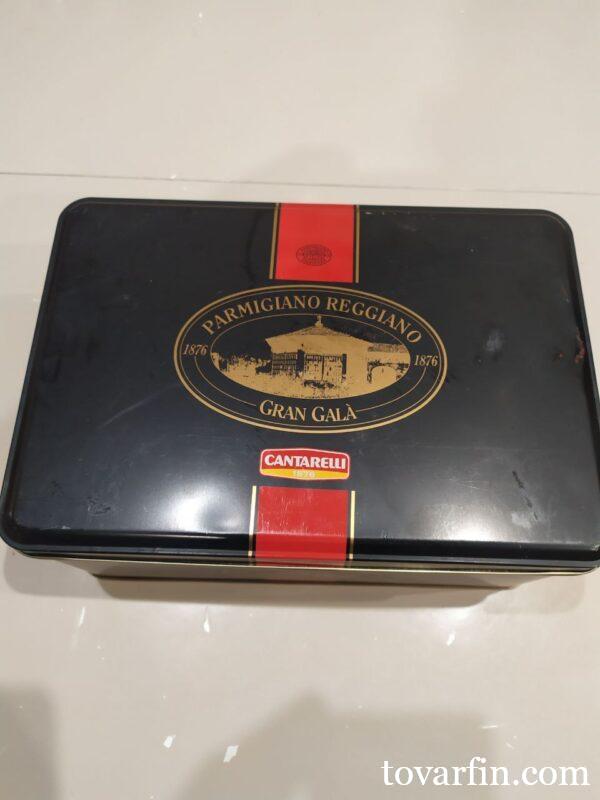 Сыр Parmigiano Reggiano в элегантной подарочной упаковке.