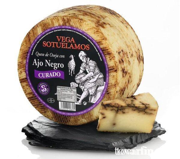 Выдержанный овечий сыр Манчего с Черным чесноком Vegasotuelamos 200 г Ajo Negro